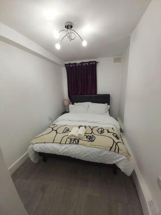 Home Away Barking Barking  Luaran gambar